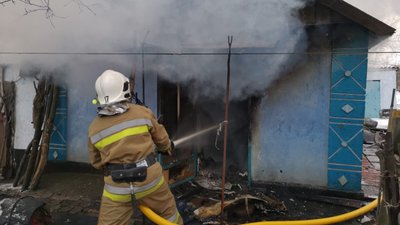 Рятувальник гасить пожежу, що виникла на Миколаївщині