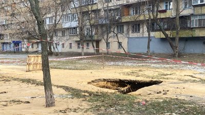 Прорив водопроводу на бульв. Жуля Верна в Києві: комунальні служби усувають наслідки