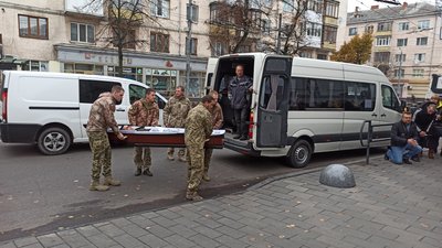У Житомирі попрощалися із двома військовими, які загинули на Херсонщині у боях за Україну У Житомирі попрощалися із двома військовими, які загинули на Херсонщині у боях за Україну