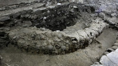Археологи знайшли під мексиканським містом нові частини ацтекської вежі з черепів Археологи знайшли під мексиканським містом нові частини ацтекської вежі з черепів