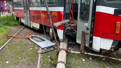 У Харкові трамвай зійшов з рейок і зніс стовп: травмувалася пасажирка