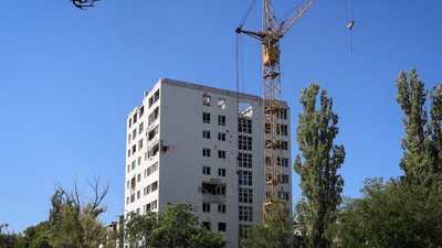 Херсон, обстріли, вересень 2025, багатоповерхівка, будівельний кран