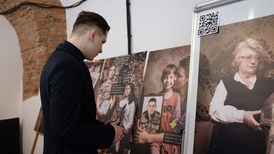 "Каблучку передали побратими". У Чернівцях показали виставку про сім'ї загиблих на Сході військових