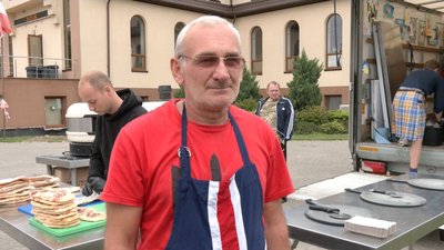 До Луцька приїхав піца-мобіль: іноземні волонтери пригощали піцою з печі До Луцька приїхав піца-мобіль: іноземні волонтери пригощали піцою з печі