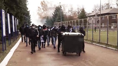 Найактивнішим учасникам побиття директора стадіону імені Гагаріна оголосили про підозри Найактивнішим учасникам побиття директора стадіону імені Гагаріна оголосили про підозри