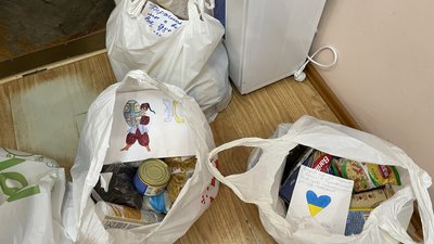 Разом з гумдопомогою надсилають листи та малюнки. Як херсонських лікарів підтримують люди з різних міст України Разом з гумдопомогою надсилають листи та малюнки. Як херсонських лікарів підтримують люди з різних міст України