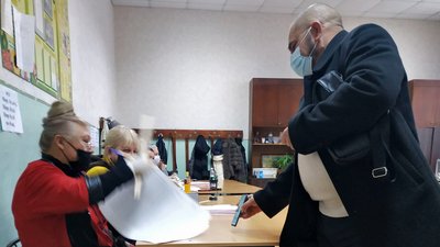 У Херсоні виборцю не дали проголосувати за допомогою додатку "Дія" У Херсоні виборцю не дали проголосувати за допомогою додатку "Дія"