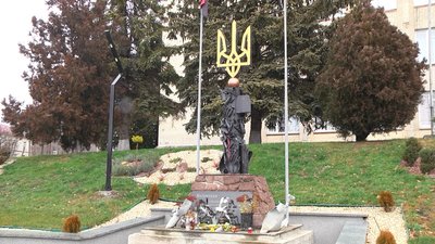 У композицію меморіалу в центрі Городка закладені привезені з обстрілів уламки від снарядів та мін. У композицію меморіалу в центрі Городка закладені привезені з обстрілів уламки від снарядів та мін.