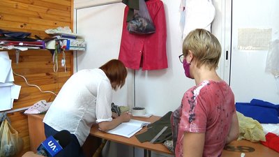 У Житомирі працює майстерня, де безкоштовно ремонтують одяг малозабезпечених громадян У Житомирі працює майстерня, де безкоштовно ремонтують одяг малозабезпечених громадян