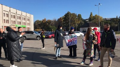"Це нас вб'є". В Одесі мітингують проти "карантину вихідного дня" "Це нас вб'є". В Одесі мітингують проти "карантину вихідного дня"