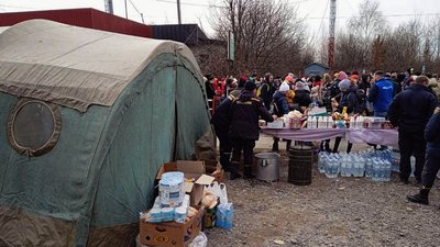 Польова кухня та пункти обігріву: на Закарпатті поблизу кордону допомагають вимушеним переселенцям