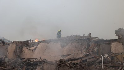 В адмінбудівлі на півдні Харкова загасили пожежу, що виникла після російського обстрілу В адмінбудівлі на півдні Харкова загасили пожежу, що виникла після російського обстрілу