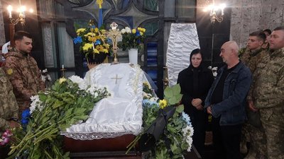 У Тернополі попрощалися із військовослужбовцем Ярославом Кондратюком У Тернополі попрощалися із військовослужбовцем Ярославом Кондратюком