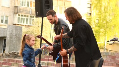 Акустика просто неба. У Сумах свої хіти під гітару виконав гурт "Без обмежень"