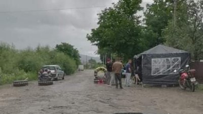 Блокпост для великогабаритного транспорту. Прикарпатці перекрили дорогу