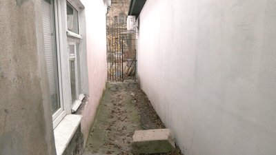 У Миколаєві зводять будівлю в метрі від житлового будинку. Наскільки це законно У Миколаєві зводять будівлю в метрі від житлового будинку. Наскільки це законно