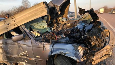 Обгін та зіткнення з відбійником: у поліції розповіли деталі ДТП біля Рівного Обгін та зіткнення з відбійником: у поліції розповіли деталі ДТП біля Рівного