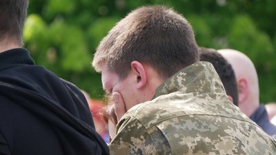 У Покрові на Дніпропетровщині попрощалися з загиблим бійцем У Покрові на Дніпропетровщині попрощалися з загиблим бійцем
