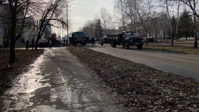 Без опалення 33 будинки. У Костянтинівці комунальники усувають порив тепломережі