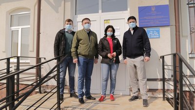 Засоби індивідуального захисту для медиків та поліцейських передали в Івано-Франківську волонтери Засоби індивідуального захисту для медиків та поліцейських передали в Івано-Франківську волонтери