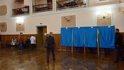 Вимірюють температуру та нагадують про маски. Як працює одна із дільниць Франківська Вимірюють температуру та нагадують про маски. Як працює одна із дільниць Франківська
