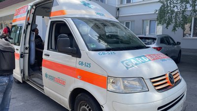 Волонтери харківського Червоного хреста евакуюють херсонців Волонтери харківського Червоного хреста евакуюють херсонців