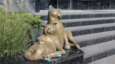 В Одесі з'явилася скульптура котячої пари В Одесі з'явилася скульптура котячої пари