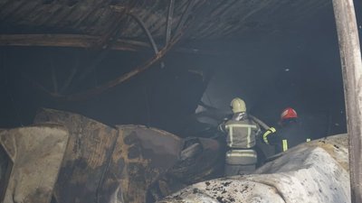 У Чернівцях гасили масштабну пожежу У Чернівцях гасили масштабну пожежу