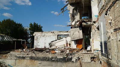 Чотири місяці після ракетного удару РФ по передмістю Дніпра: історії жителів зруйнованого під’їзду