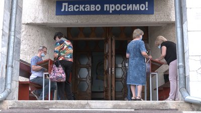 За дві години – приблизно 100 людей. Як працює центр вакцинації в Івано-Франківську За дві години – приблизно 100 людей. Як працює центр вакцинації в Івано-Франківську