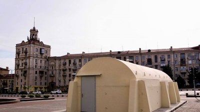 У Запоріжжі на зупинках встановлюють нові захисні споруди