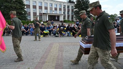 На Тернопільщині в останню дорогу провели загиблого бійця Артура Романюка На Тернопільщині в останню дорогу провели загиблого бійця Артура Романюка