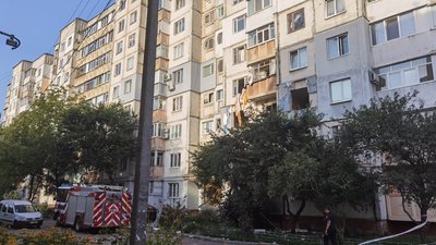 Біля полтавського будинку, де був вибух 6 серпня, чергують рятувальники Біля полтавського будинку, де був вибух 6 серпня, чергують рятувальники