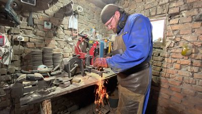 Колишній військовий з Волині створює подарункові сокири для побратимів Колишній військовий з Волині створює подарункові сокири для побратимів