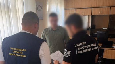 Фото з місця повідомлення про підозру посадовцям