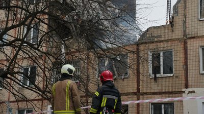 У Сумах рятувальники другий день розбирають завали у будинку, куди влучив "шахед" У Сумах рятувальники другий день розбирають завали у будинку, куди влучив "шахед"