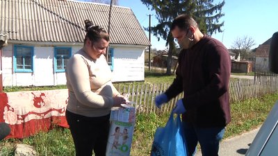 Родини Житомирщини, які виховують дітей із інвалідністю, у період карантину отримують допомогу