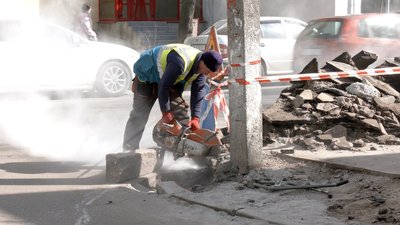 Для зручності маломобільних мешканців: у Вінниці розпочали ремонтні роботи тротуарів Для зручності маломобільних мешканців: у Вінниці розпочали ремонтні роботи тротуарів