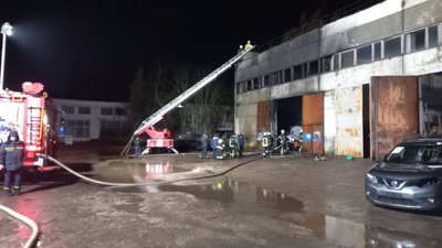 У Херсоні горіла станція техобслуговування У Херсоні горіла станція техобслуговування