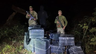 На Закарпатті прикордонники затримали двох чоловіків з 24 ящиками контрабандних сигарет