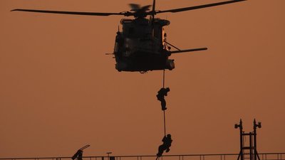 Італійські військові висаджуються на борт танкера