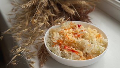 Чим корисна квашена капуста і чи можна її їсти щодня – поради лікарки
