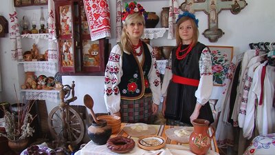 Працівники музею зустрічають гостей в українському національному вбранні Працівники музею зустрічають гостей в українському національному вбранні