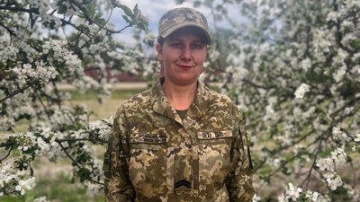 багатодітна матір пішла служити 