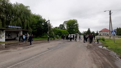 "Якщо доведеться, перекриємо на кільці у Клубівцях". На Прикарпатті люди другий день блокують дорогу