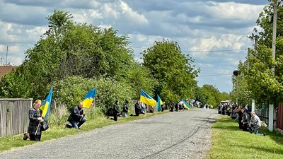 Мешканці зустріли скорботний кортеж Мешканці зустріли скорботний кортеж