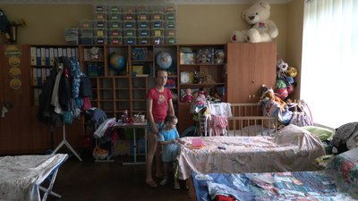 У Черкасах переселенцям, які живуть у школах, шукають нове помешкання