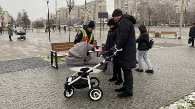 Луцькі патрульні пояснили, як пішоходам правильно користуватися флікерами Луцькі патрульні пояснили, як пішоходам правильно користуватися флікерами