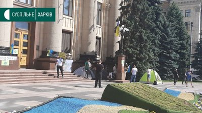 Намети біля Харківської ОДА: на підтримку "потонівців" вийшли їхні родичі та соратники Намети біля Харківської ОДА: на підтримку "потонівців" вийшли їхні родичі та соратники