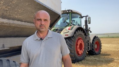 Олег Семерей, заступник директора агропідприємства "Колос", під час робіт на полі у Барвінківській громаді Олег Семерей, заступник директора агропідприємства "Колос", під час робіт на полі у Барвінківській громаді